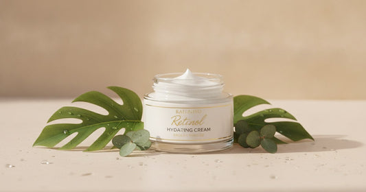 Crème hydratante au rétinol Skinova posée sur fond beige, soin visage anti-âge