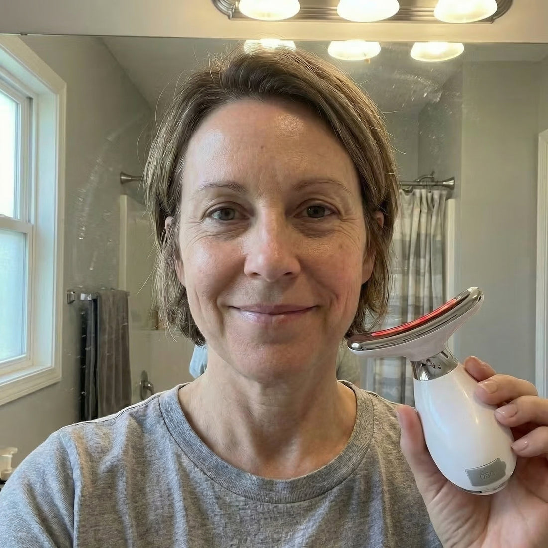 Femme utilisant le Lumi Beauty de Skinova Beauty chez elle